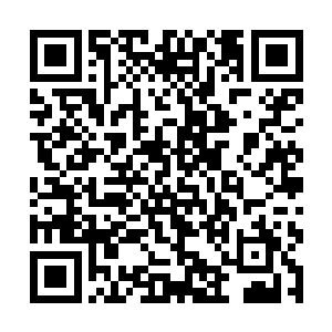 旋即从袖子里掏出一个白色的瓷瓶和一张黄色的薄纸二维码生成