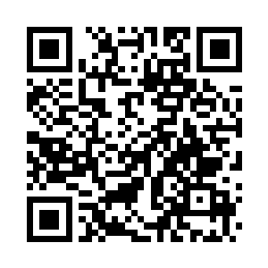 族长老太太斜倚在老黄花梨的罗汉榻中二维码生成