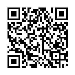 旗袍少女双膝着地的跪在客人身边的软垫上二维码生成