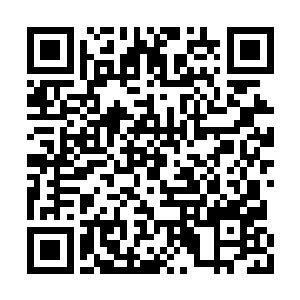 无声无息地地滚进了一侧堆放着货物的阴影之中二维码生成