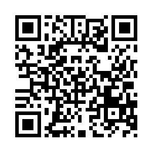 无指女孩依依好奇的看着手中的生死草二维码生成