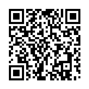 无数光点在吕轻尘扭曲变形的脸上闪烁着二维码生成