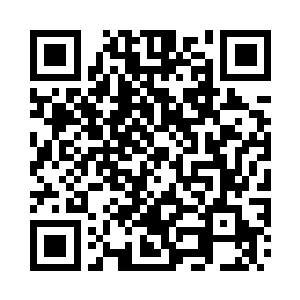 无数的碎石从上方掉到了岩浆河流中二维码生成