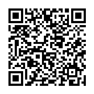 无数衣着华丽的男男女女端着酒杯组成无数的小圈子二维码生成