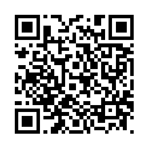 无聊的小龙看着一边卖冰糖葫芦的人二维码生成