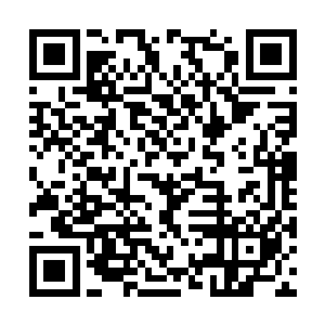 日本人想出的办法是把机枪放在一个铁三角架子上二维码生成