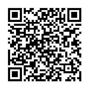 早上一家人去另外摆正了两位女人位置的地方吃早餐二维码生成