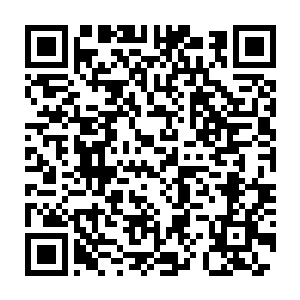 早晨入城发卖菜蔬果子鲜鱼的小贩们担子里面还剩不多一点东西了二维码生成