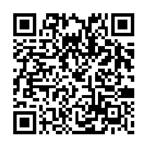 早有站在电梯口的男士帮忙按住电梯开门的按钮二维码生成