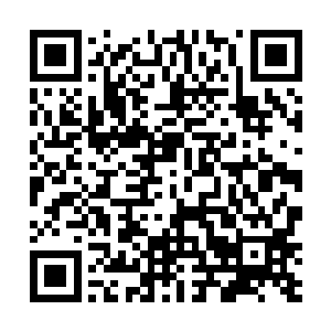 时不时偷偷往这边瞧一眼的将军山军人自然是注意到了二维码生成