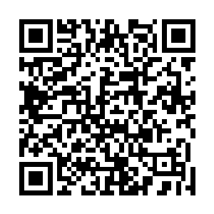 时不时抓着衬衣的领子或者袖子就往小嘴巴上狠狠擦一下二维码生成