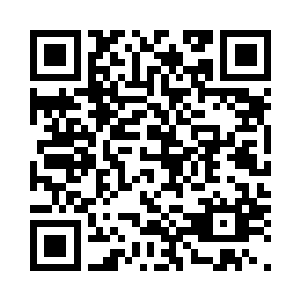 时不时无趣的看着树下对弈的两个人二维码生成