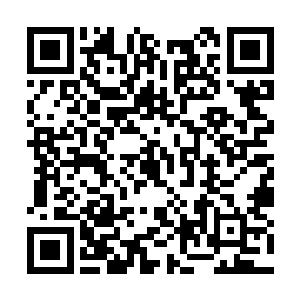 明亮的窗玻璃和白色的墙体马赛克在冬日的阳光下二维码生成