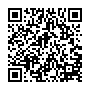 明媚的阳光透过窗户的缝隙在地板上洒下点点斑斓二维码生成