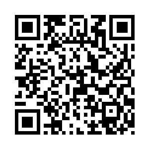 昏暗的灯光下眼神有些楚楚地看着杨辰二维码生成