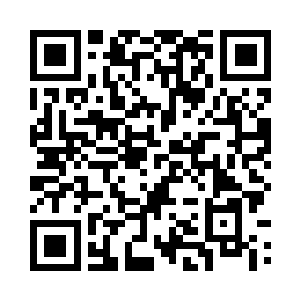 是一名同样身穿白色长袍的中年美妇二维码生成