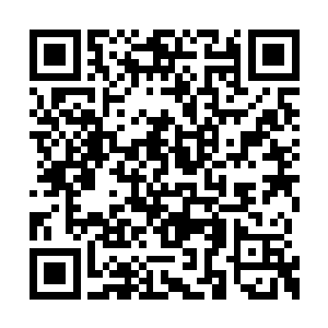 是一辆曼城俱乐部天蓝色涂装的布加迪威航跑车二维码生成