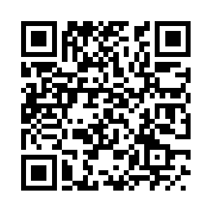 是罗大成拄着木拐抱着他在外面穿梭二维码生成