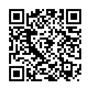 景恬捂着被打肿的脸颊站在包厢门口二维码生成