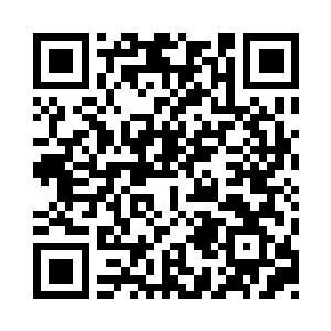 暗夜亲切地在三个孩子的脸上轻轻拍了拍二维码生成