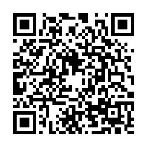 暗室里一位陷入昏迷的女子躺一位红衣男子的怀里二维码生成