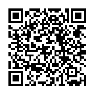 暗暗看着旁边的那两个身材火辣的跳舞的女生咽着口水二维码生成