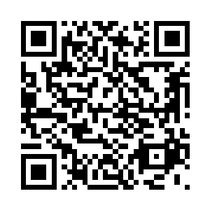 暗淡的眼睛在努力专注地看着费若萱二维码生成