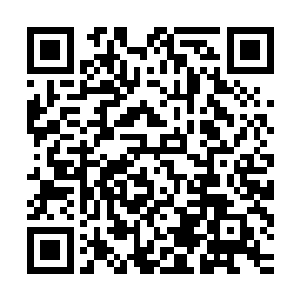 暗藏在吊坠里的微型照相机已经拍下了和朴宥赫说话的那个男人二维码生成