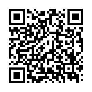 曲承泽将手上的令牌瞬间朝着空中抛出二维码生成