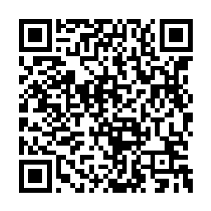 更重要的是参加这个节目的女性时不时的就会有二维码生成