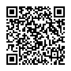 曼联在进攻的时候也在主打两个边路的高球传中二维码生成