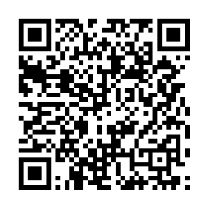 最主要的是他们每个人的腰尖都挂着一把Аk―47手枪二维码生成