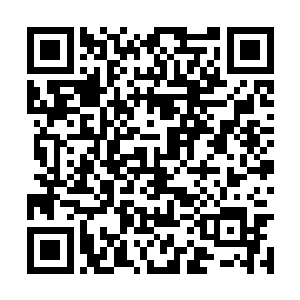 最后将色迷迷的目光再次落在系着浴巾女人的身上二维码生成