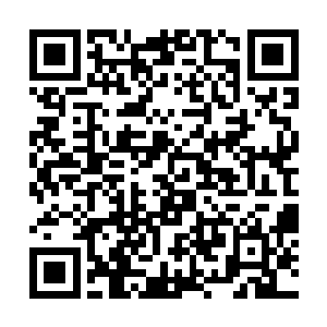 最后居然化成了一个容貌和其他一模一样的黑衣男子二维码生成