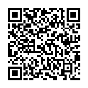 最终终于是有一名年纪偏大的女子带着仇恨的目光走上前去二维码生成
