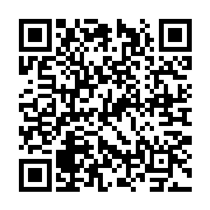 最让夏天觉得不可思议的就是不远处还有几个女人二维码生成