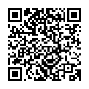 最近呆在这边的说书人整理桌椅说着过去一段时间天下间的大事二维码生成