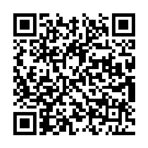 最里面一张办公桌后面坐着个白白胖胖的中年男子二维码生成