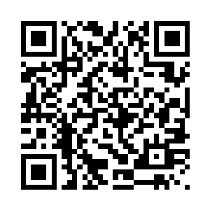 有一个打手弯着腰打开前门的车门二维码生成