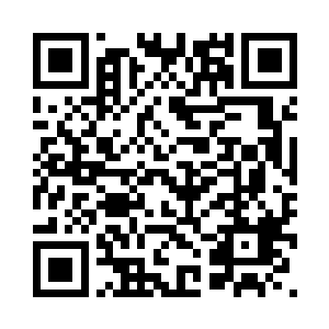 有一座花枝和果树编制而成的王座二维码生成