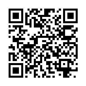 有两张高几上用着琉璃花瓶供了几枝鲜花二维码生成