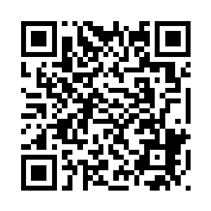 有个养猴子的人拿橡树果实喂猴子二维码生成