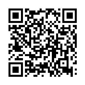 有些不好意思地轻捏着胸前垂着的项链二维码生成