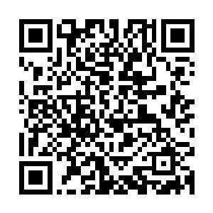 有些人为了向坑屋里往外看的女人和孩子展示自己的身材和强壮二维码生成