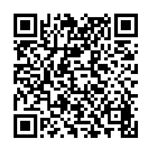 有人一边思索一边用手指沾了酒水在桌上写写画画二维码生成