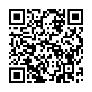 有人抓着瓶啤酒躺在藤椅上和人聊天二维码生成