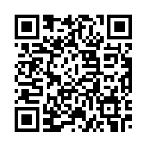 有几个乘客刚刚从口袋中摸出手机二维码生成