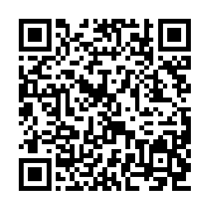 有几名警察正在舞台之上勘察李敏进中弹的现场二维码生成