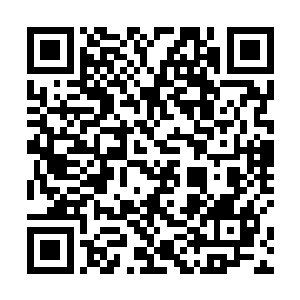 有初级技术学校的老师带着学生们亲自进行测绘和设计二维码生成