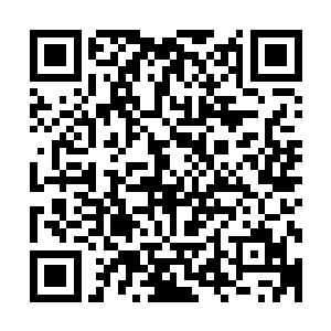 有在沙漠中面容染上了污迹的年轻女子疯了一般冲到了泉水边二维码生成